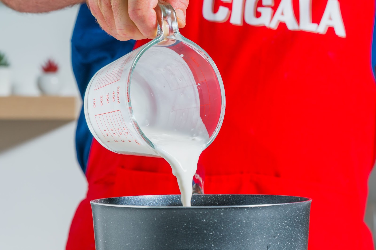 Verta o Leite de Coco para Confeccionar o Arroz de Coco e Lima da Cigala