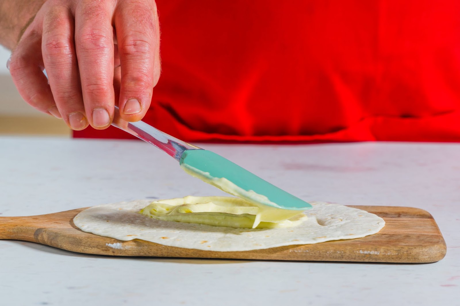 Barre a Mistura de Maionese para Confeccionar os Wraps de Atum da Cigala