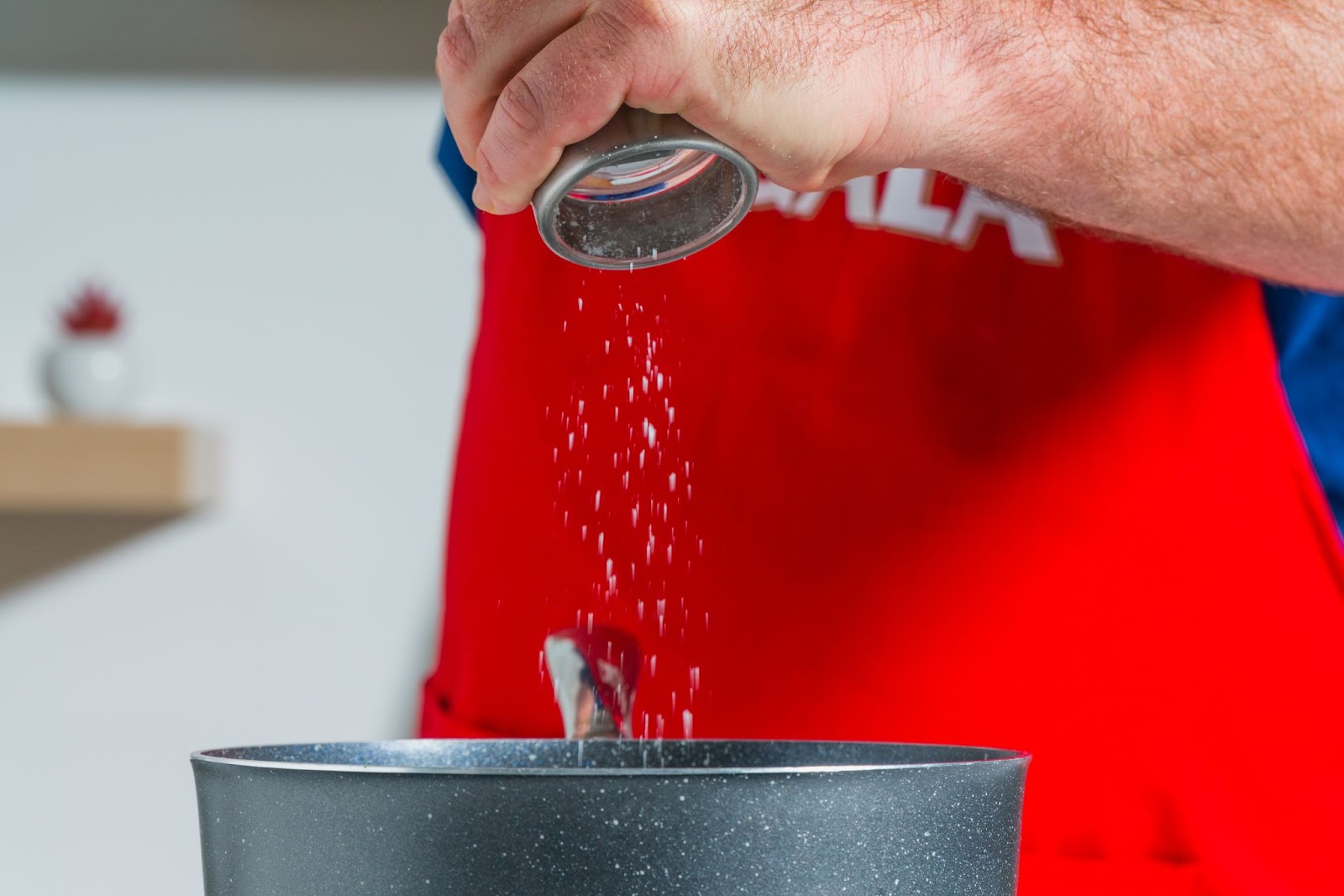 Tempere com Sal para Confeccionar o Arroz de Coco e Lima da Cigala