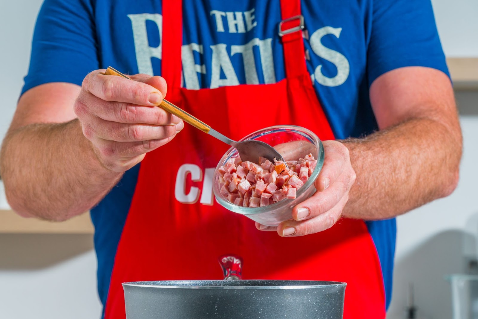 Juntar o Bacon para Confeccionar o Arroz de Bacon da Cigala