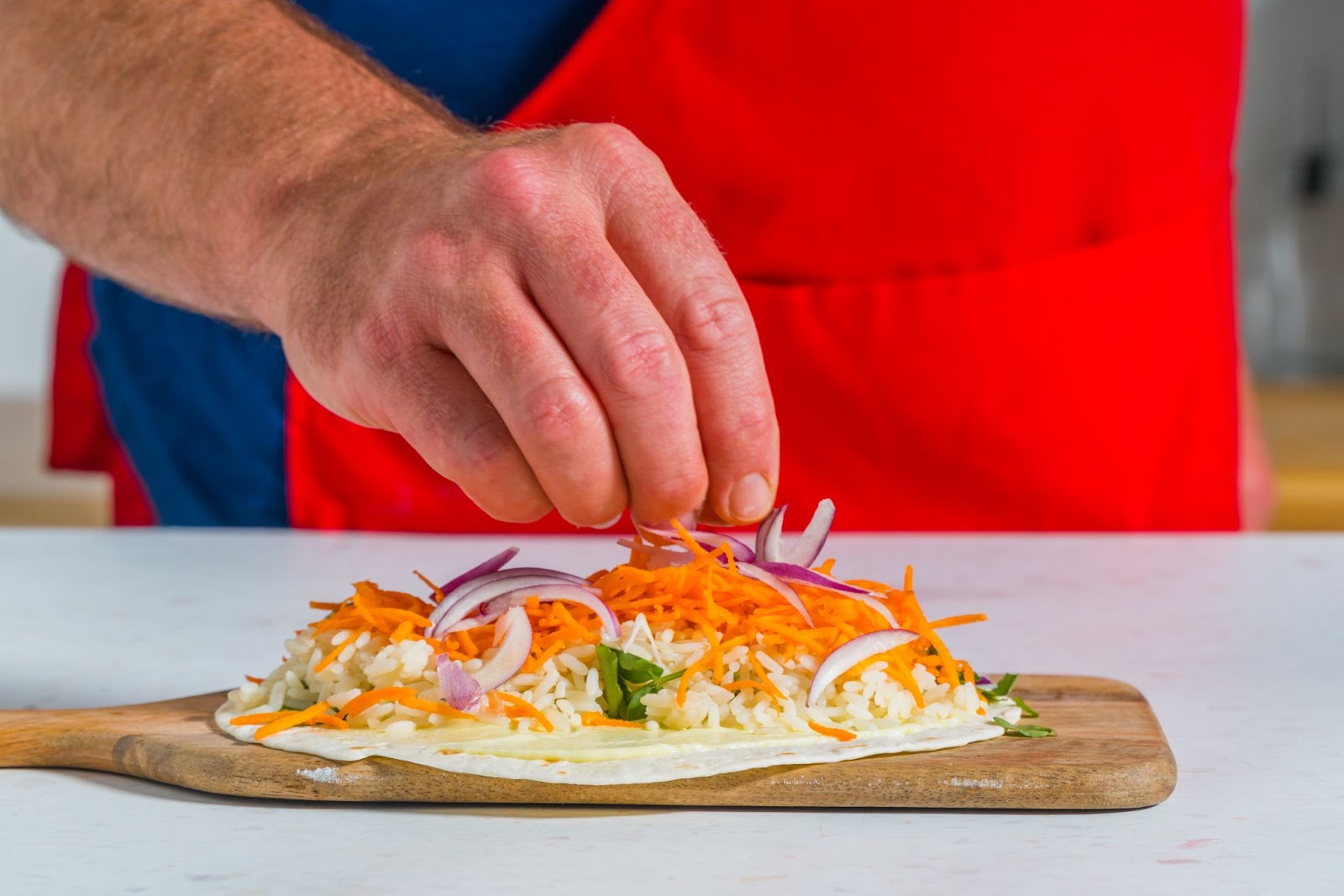 Acrescente a Cebola para Confeccionar os Wraps de Atum da Cigala