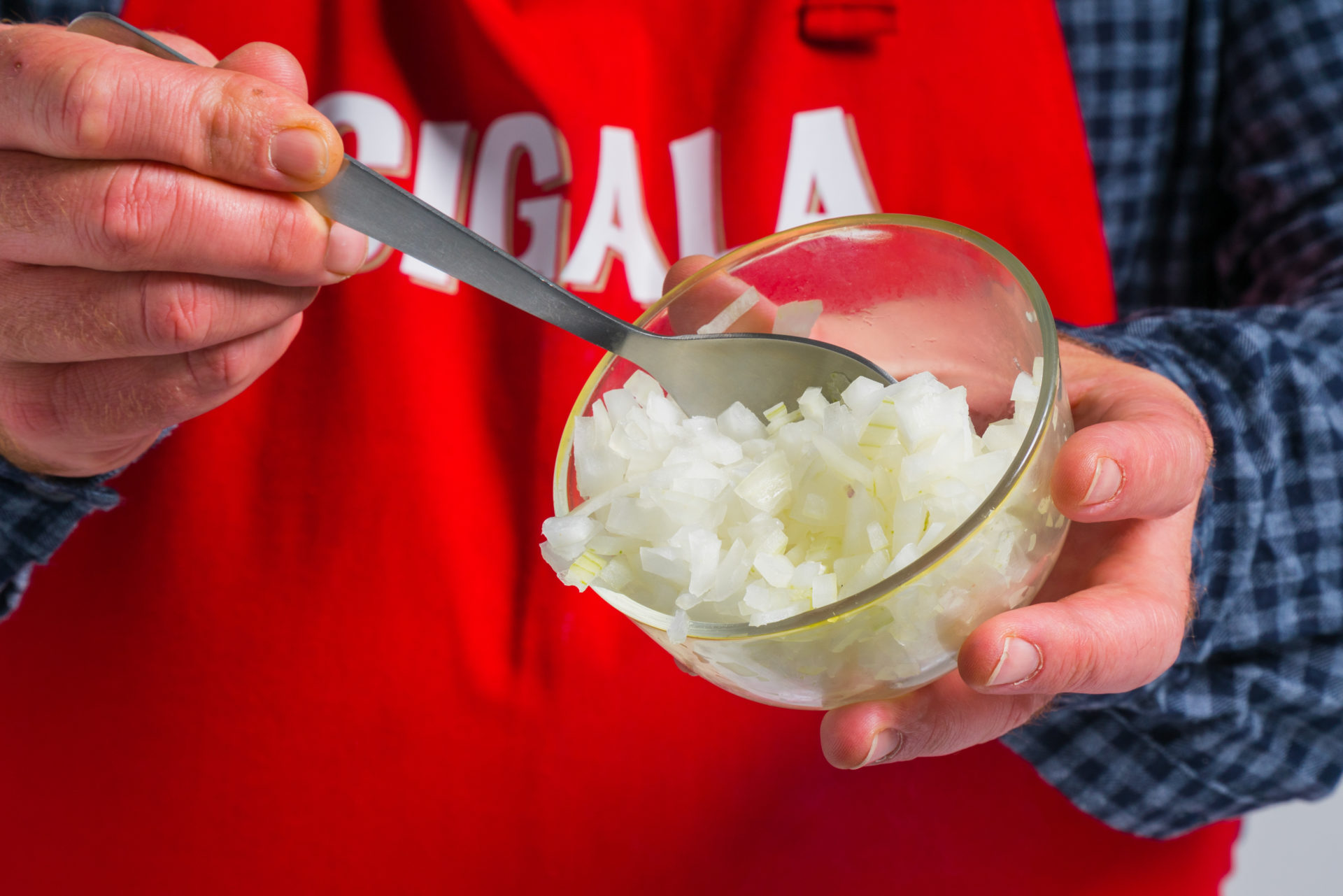 pessoa a virar pedaços de cebola