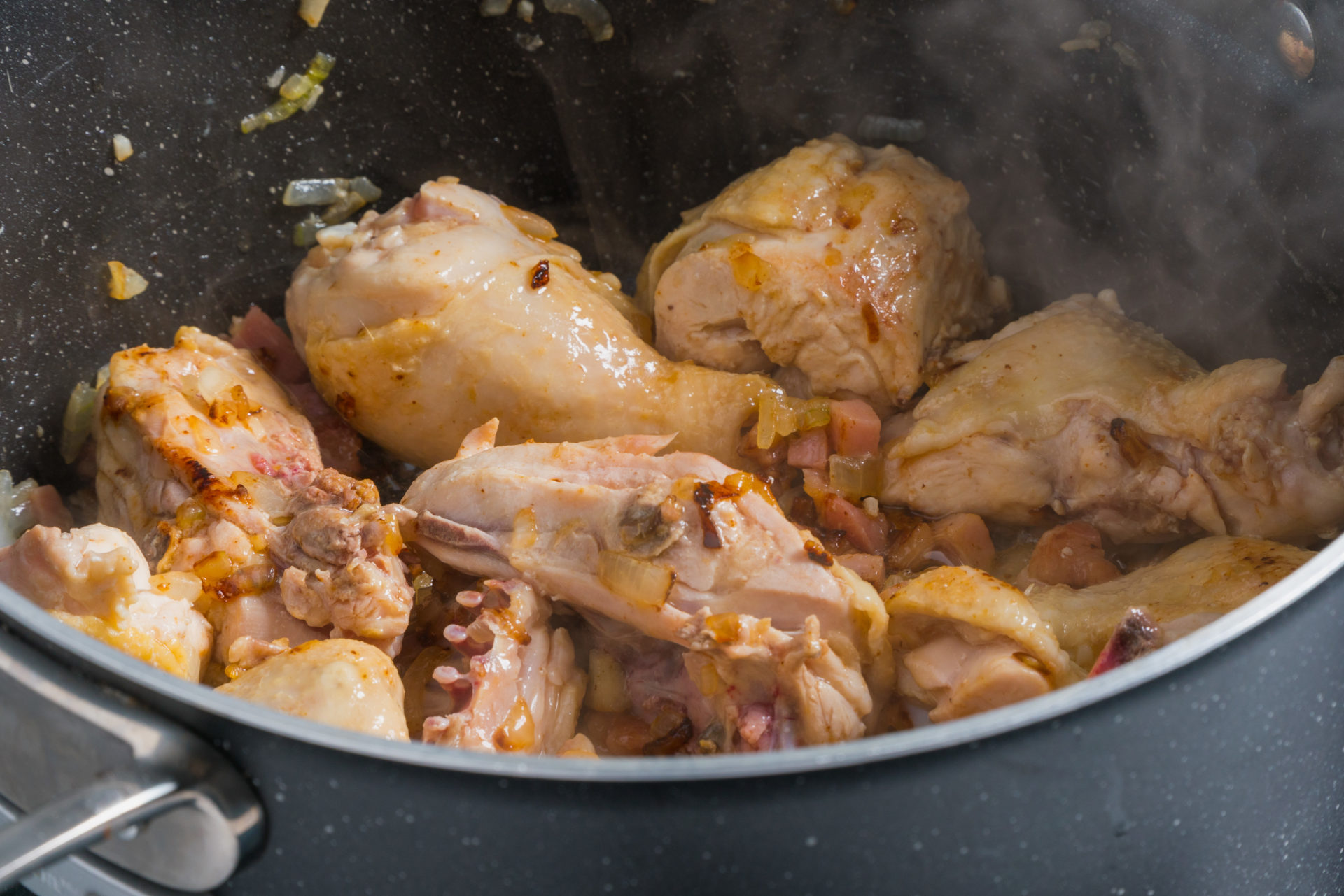 tacho com frango a estufar