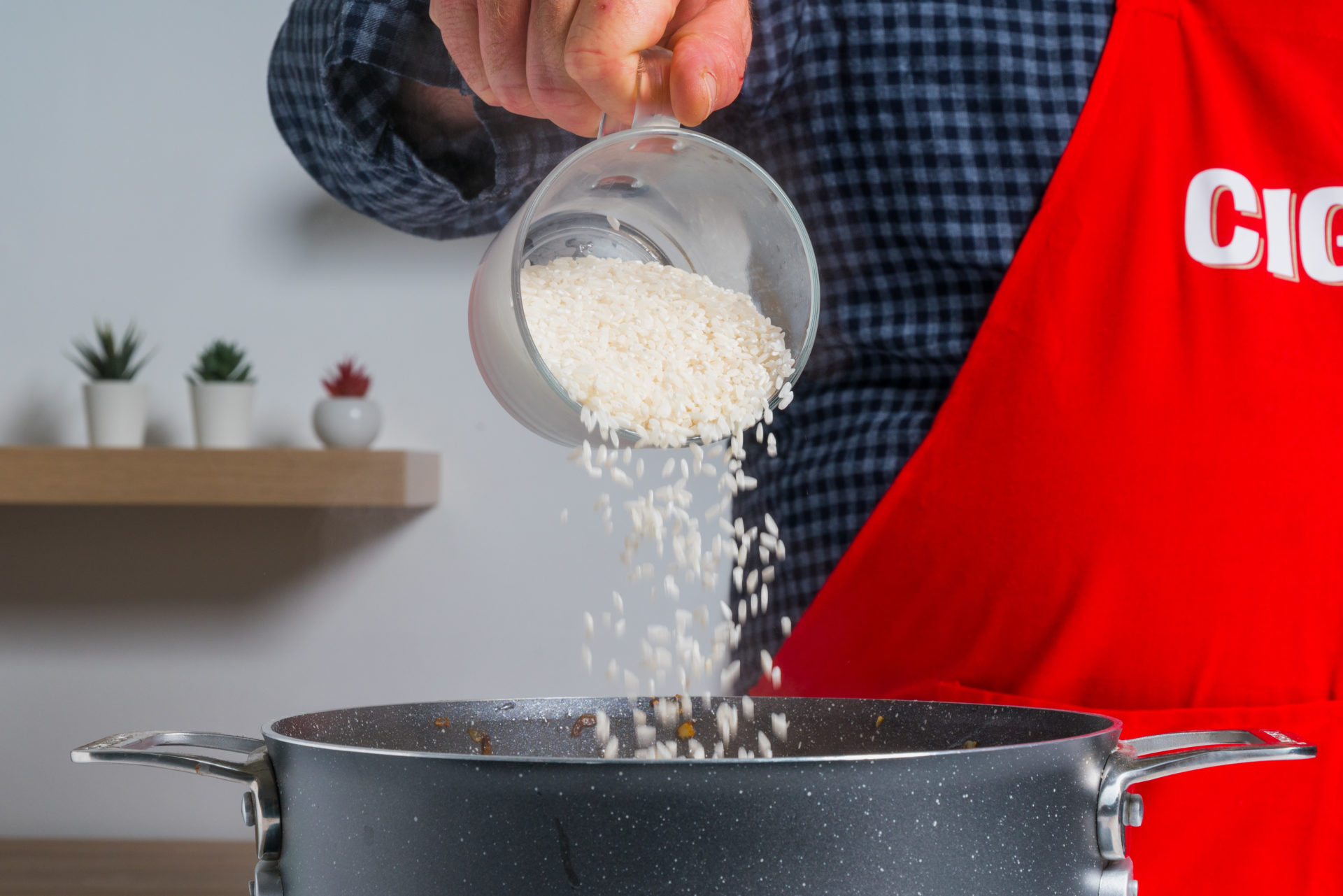 Adição de arroz ao tacho