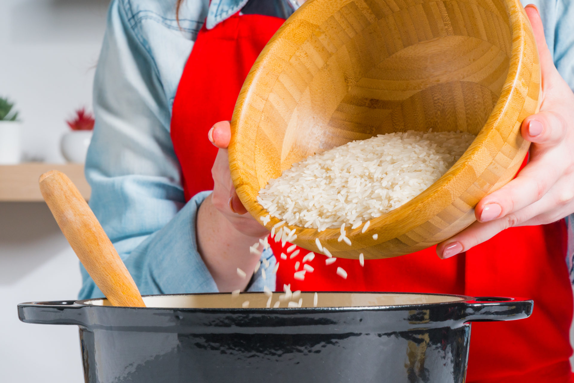 Adição do arroz agulha cigala ao tacho