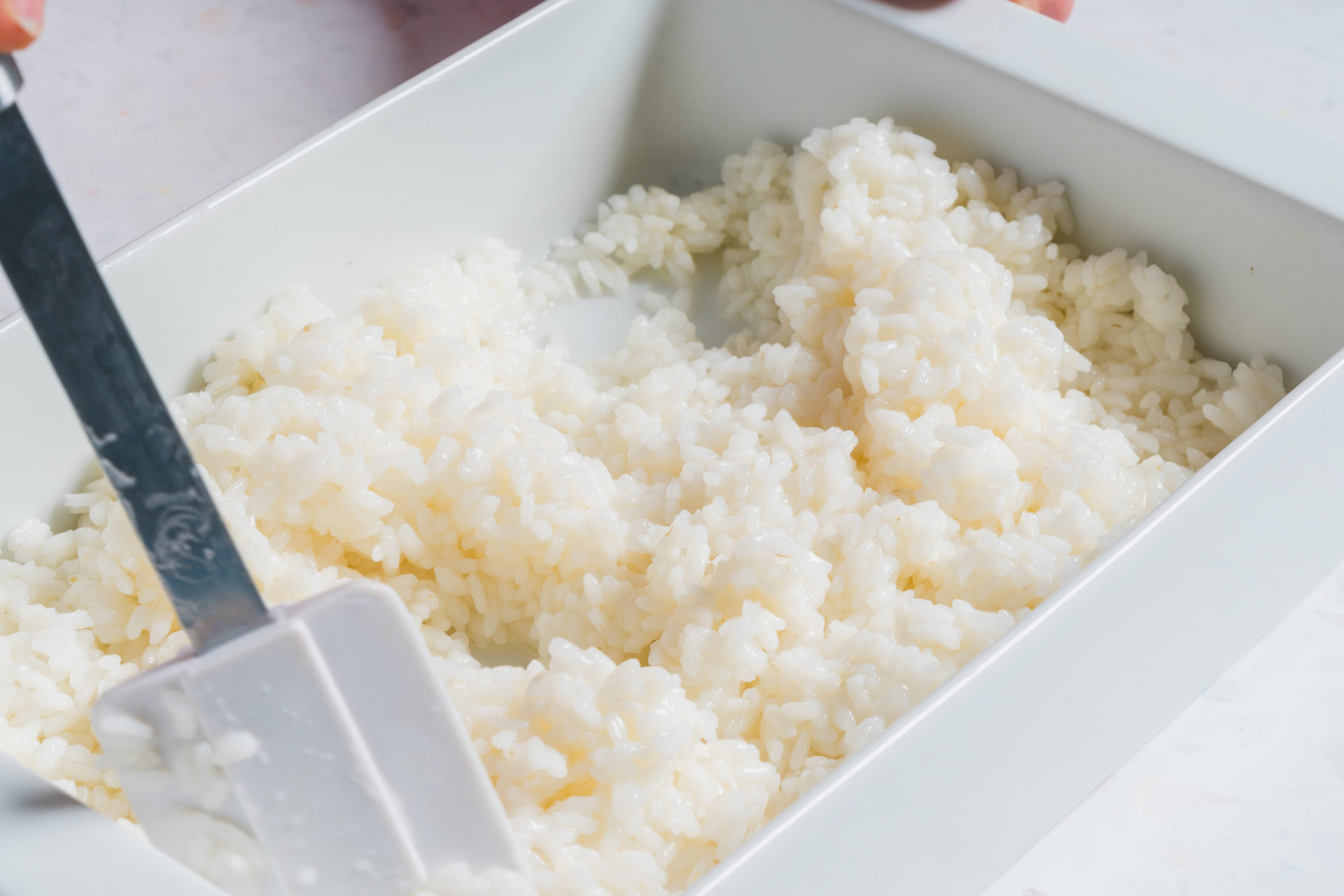 Afastar o arroz preparado com uma espátula 