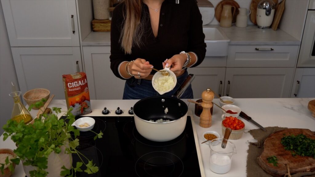 refogue a cebola e o pimento