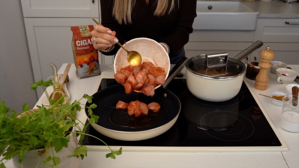 Numa frigideira doure os cubos de frango