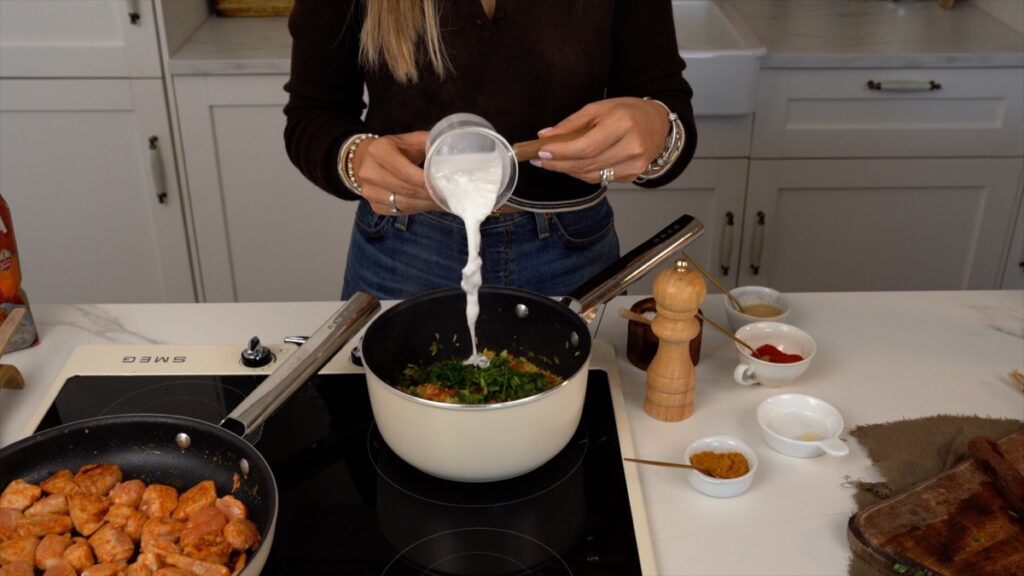 Adicione o leite de coco e a salsa