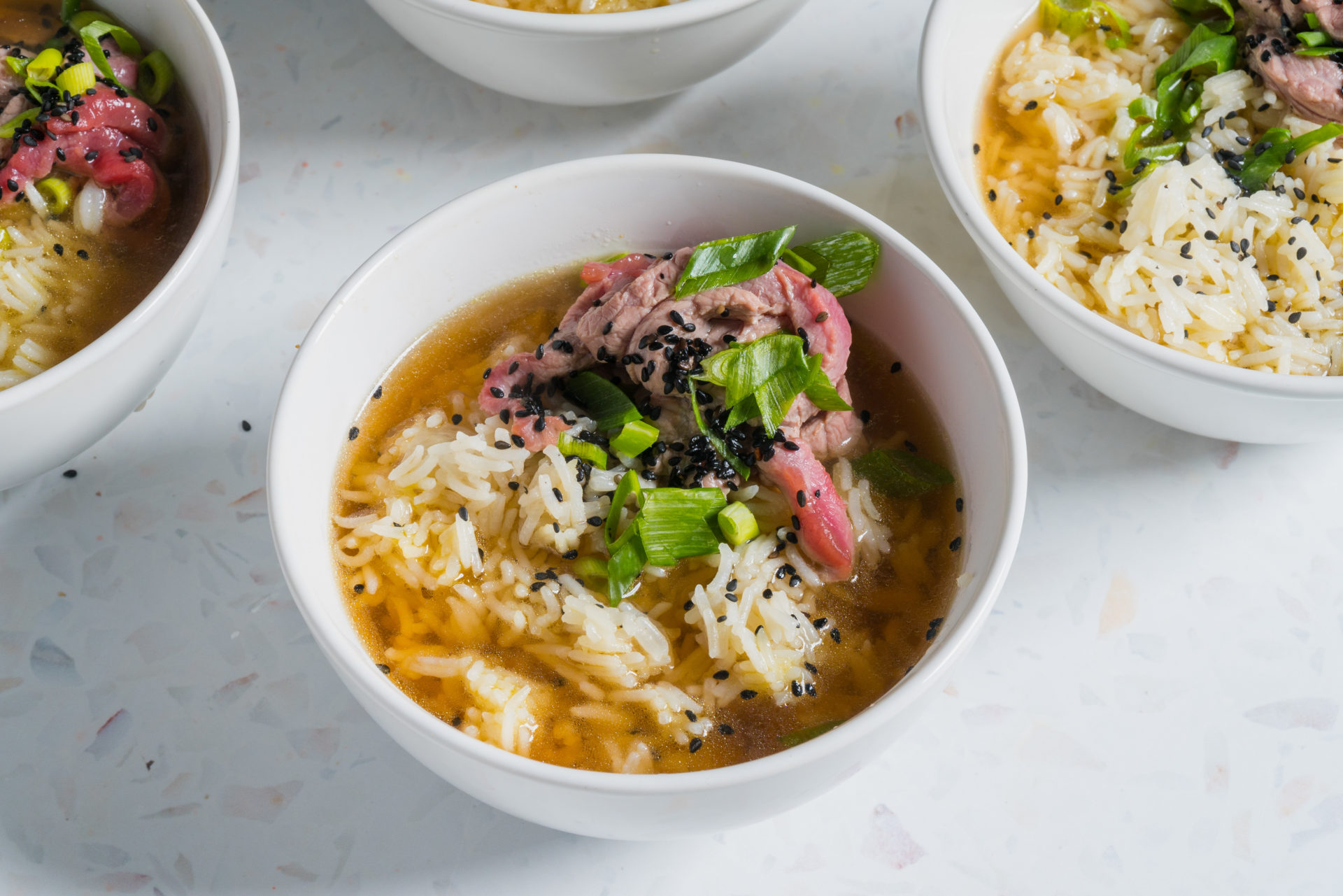 arroz basmati cigala para sopa de arroz oriental com sementes de sésamo e caldo de dashi