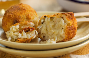 Arancinis de mozzarela e tomate seco da cigala