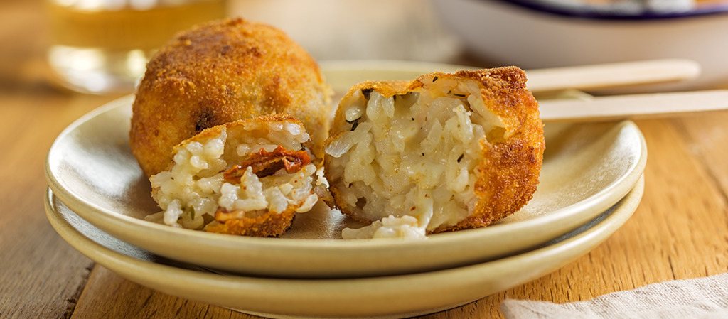 Arancinis de mozzarela e tomate seco da cigala