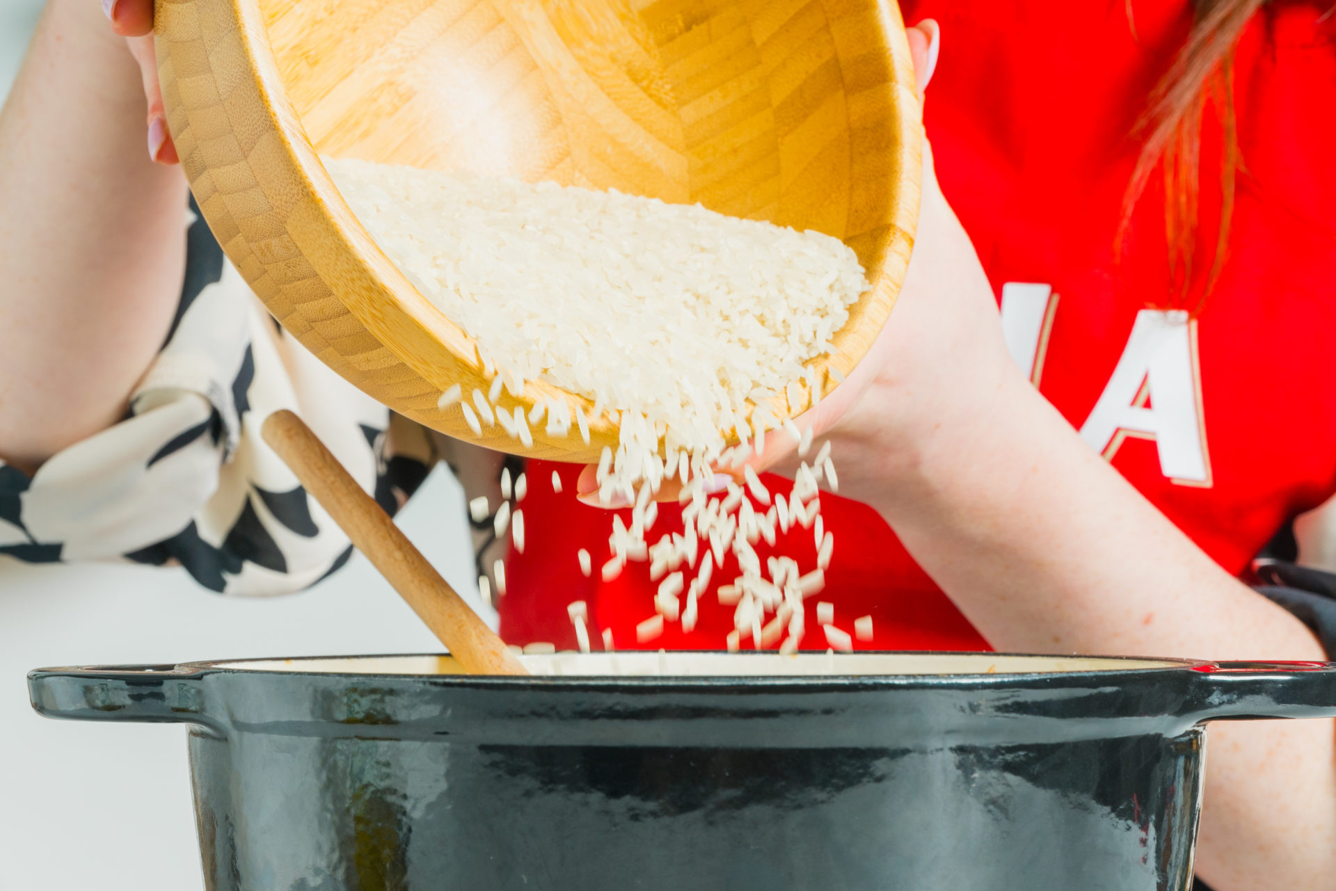 Adição de arroz agulha cigala no tacho