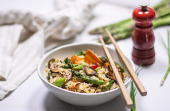 arroz frito com cogumelos e espargos verdes da cigala
