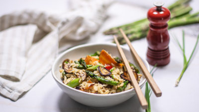 arroz frito com cogumelos e espargos verdes da cigala