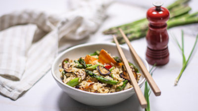 arroz frito com cogumelos e espargos verdes da cigala