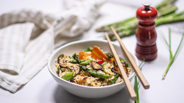 Foto de Arroz frito com cogumelos e espargos verdes