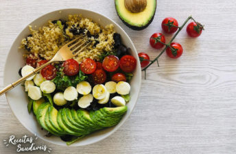 salada de quinoa com abacate tomate mozzarella e molho de vinagrete