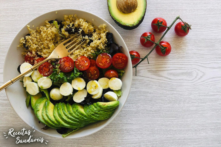 Foto de Salada de quinoa com abacate, tomate, mozzarella e molho de vinagrete