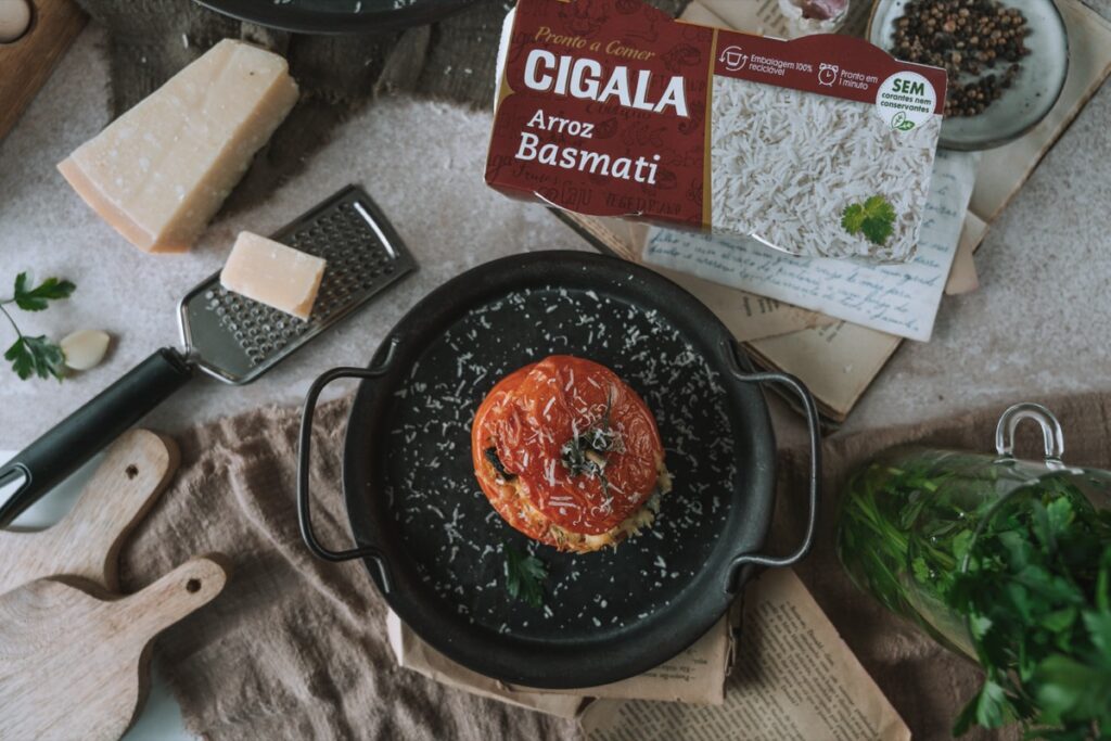 Aproveite os tomates recheados. Bom apetite!