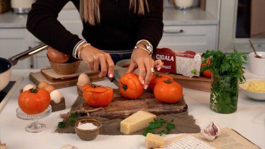 A preparação cuidadosa dos tomates e o recheio bem temperado são a chave para um prato delicioso.