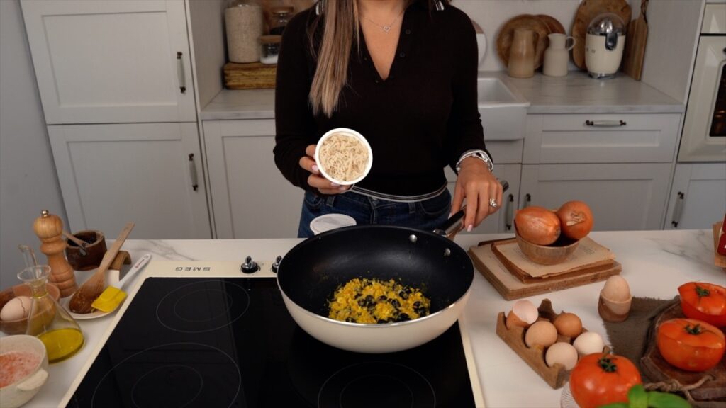 Incorpore o arroz Cigala Basmati Pronto a Comer e tempere com sal e pimenta a gosto.