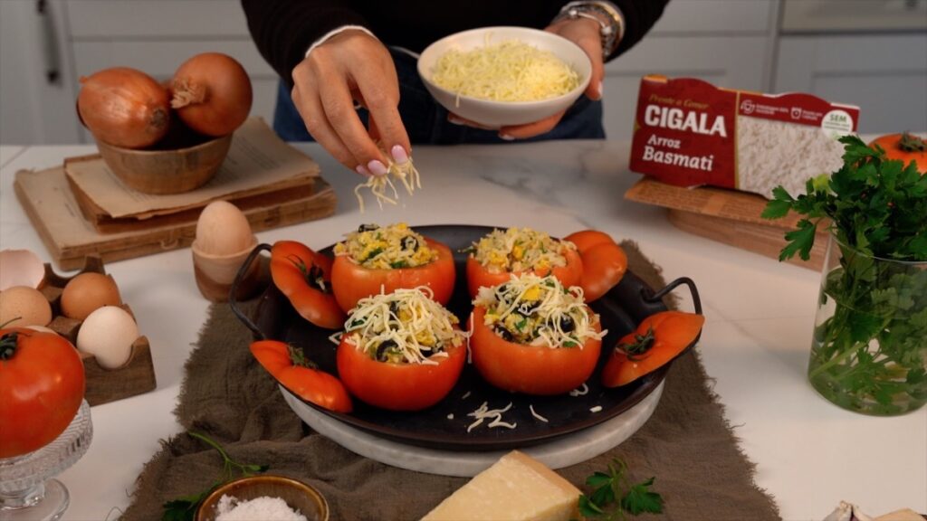 Polvilhe queijo ralado por cima de cada tomate e recoloque as tampas.