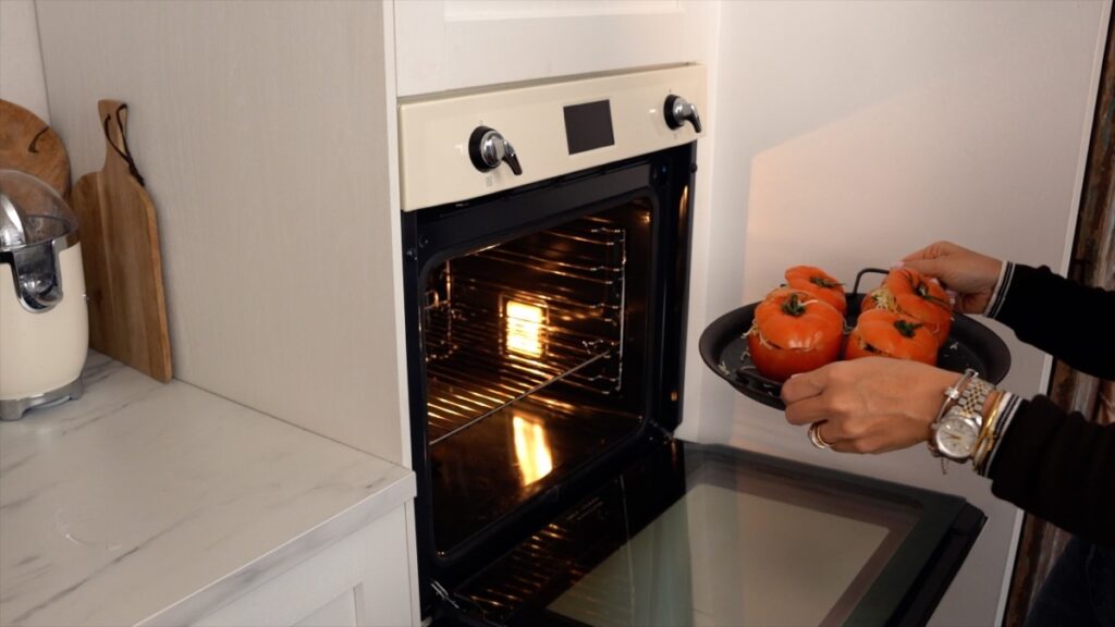 Leve ao forno pré-aquecido a 180°C por 40 minutos, ou até os tomates amolecerem e o queijo derreter.