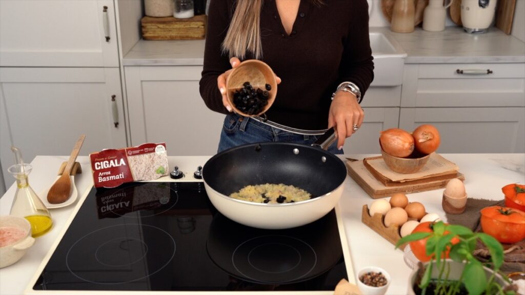 Adicione as azeitonas picadas e misture bem.
