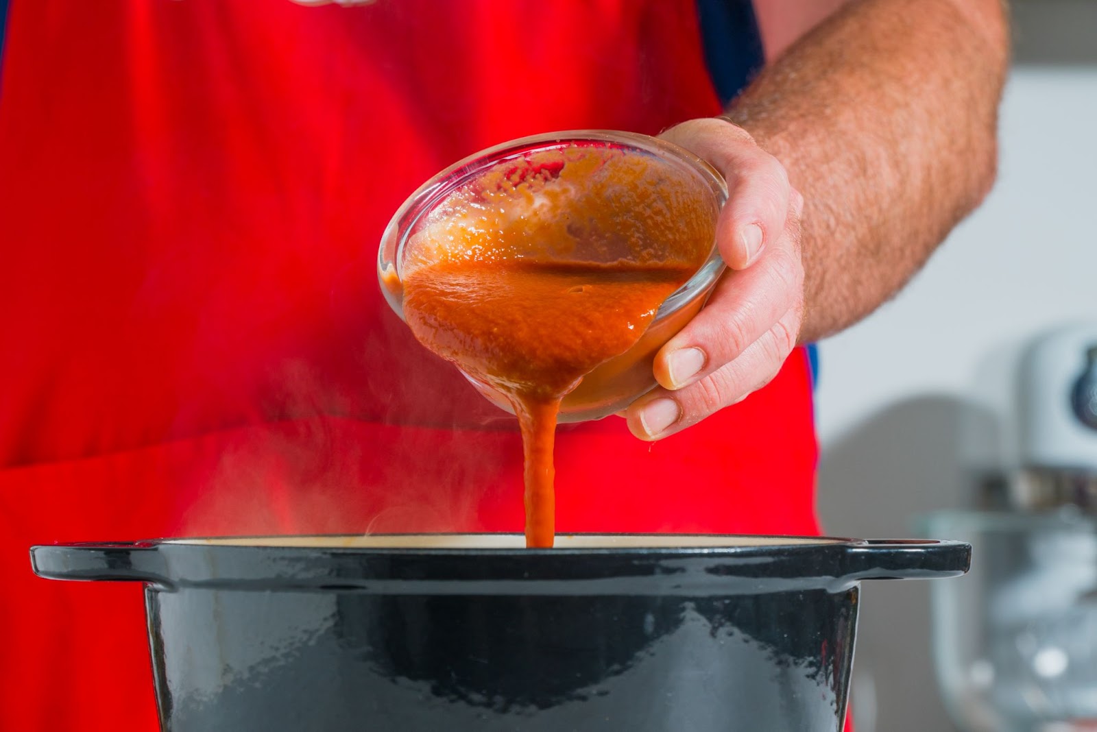 Junte Polpa de Tomate para Confeccionar Arroz de Tamboril da Cigala