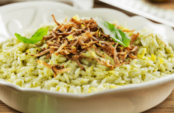 Arroz de pesto com limão e bacon