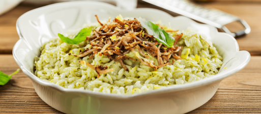 Arroz de pesto com limão e bacon