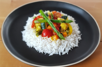 Arroz com caril e legumes