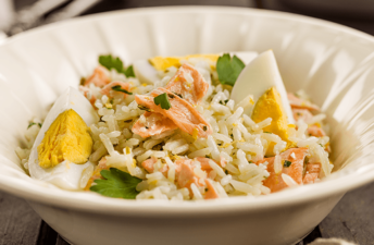 Kedgeree de salmão e ovo cozido