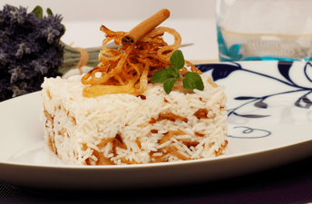 Arroz dourado e caramelizado
