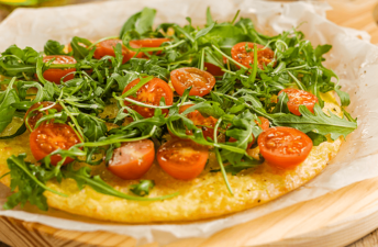 Pizza de arroz com tomate e rúcula