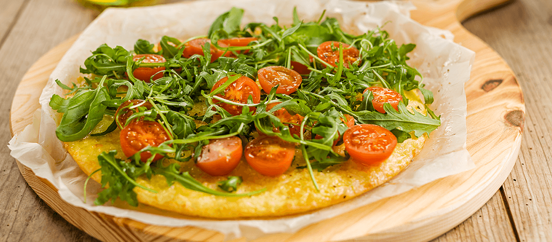 Pizza de arroz com tomate e rúcula