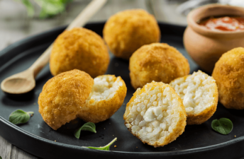 Arancini de queijo com molho de tomate