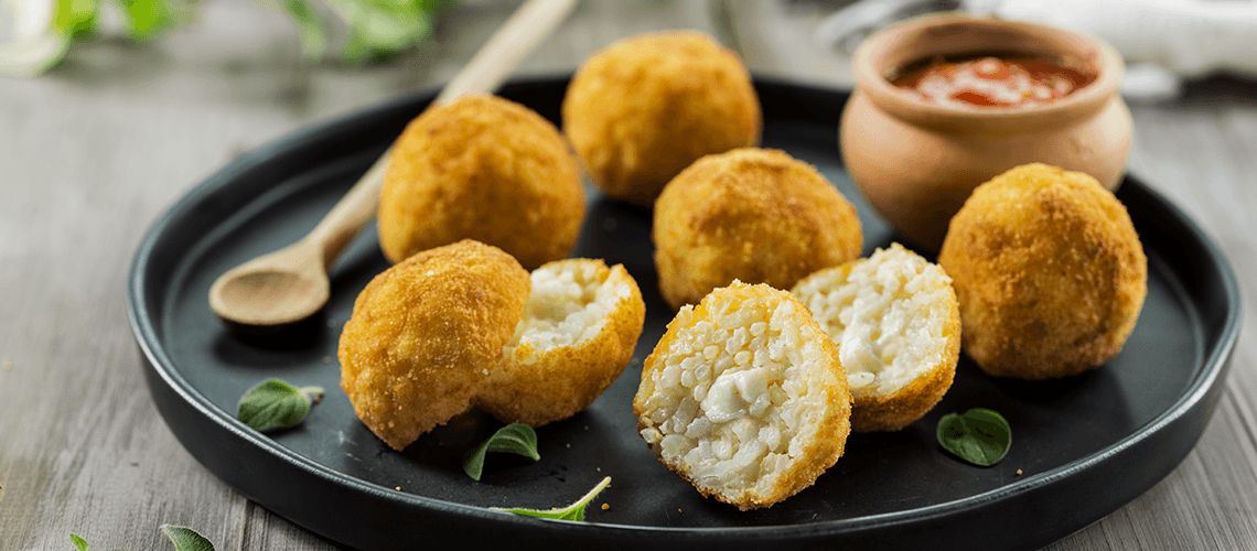 Arancini de queijo com molho de tomate