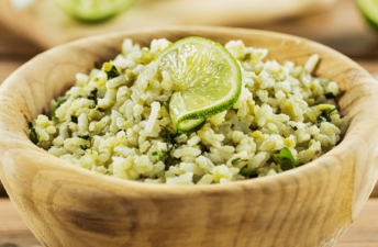 Arroz de abacate lima e coentros