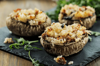 Cogumelos portobello recheados com arroz de tomate seco tomilho