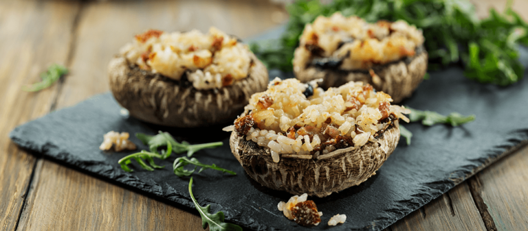 Foto de Cogumelos portobello recheados por arroz de tomate seco