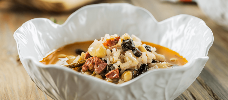 Foto de Sopa de Arroz com Grão e Enchidos