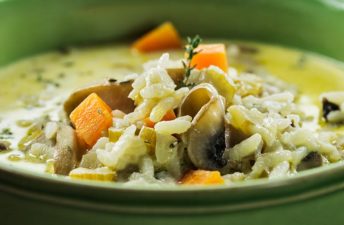 Sopa de arroz e cogumelos