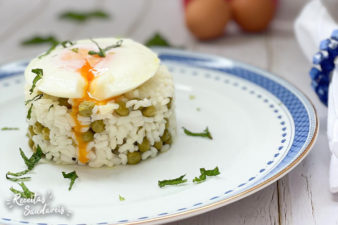 arroz de ervilhas com ovo escalfado