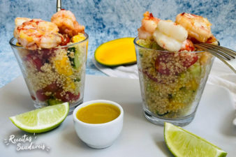 salada de quinoa com manga e camarões
