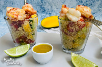 salada de quinoa com manga e camarões