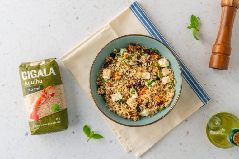 Foto de Salada de Arroz Integral com Nozes, Arandos e Queijo Feta