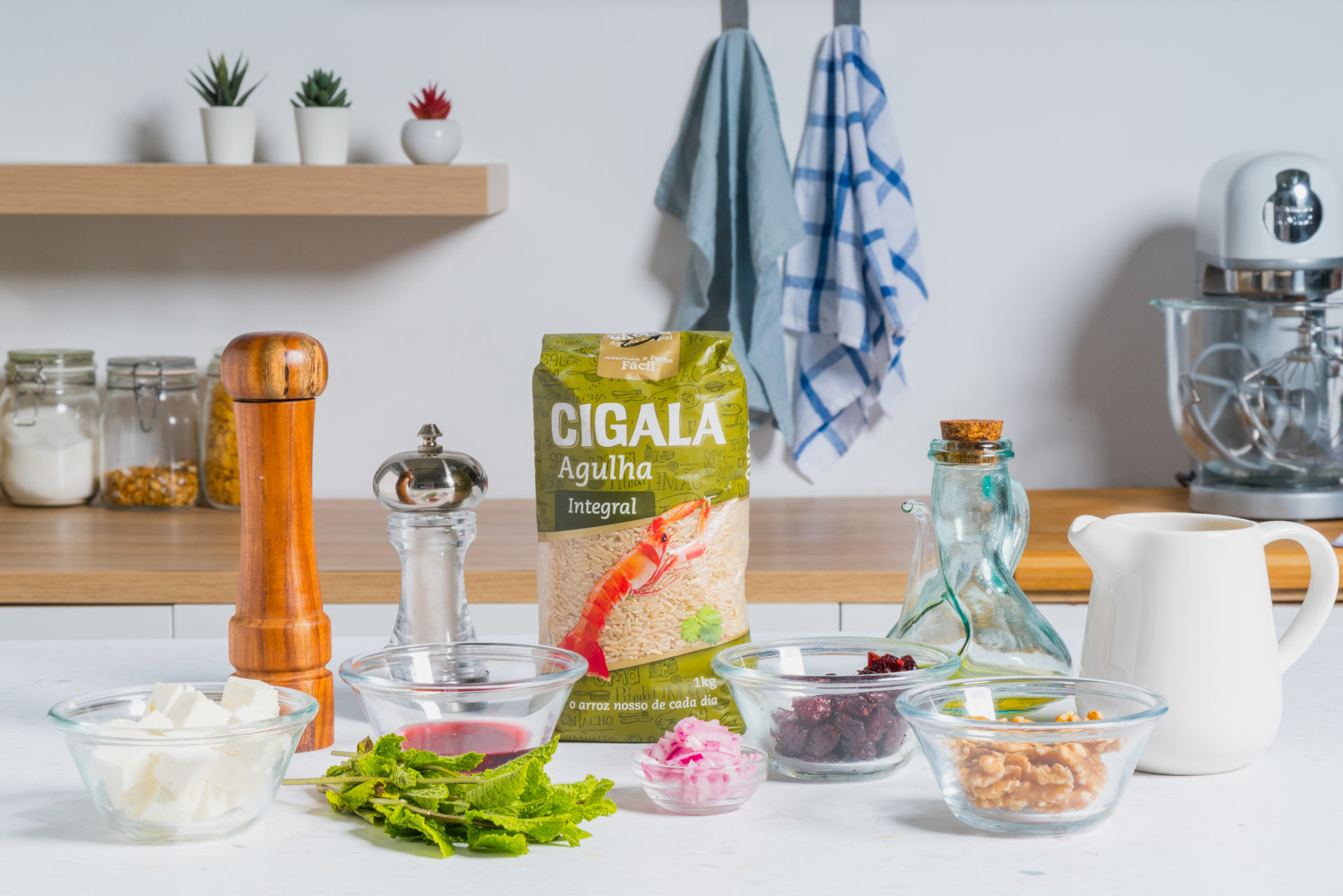  Salada de arroz integral com nozes, arandos e queijo feta