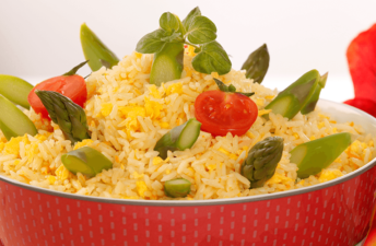 Salada de arroz com ovo e espargos da cigala